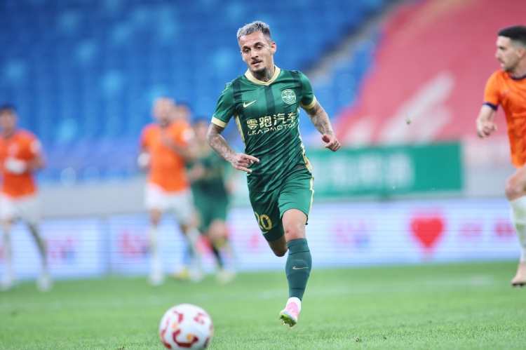 東體：浙江還將引進(jìn)一名高中鋒，候選包括參加世俱杯的球員